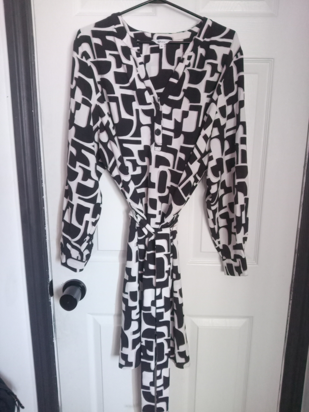 Reitmans Black and White Geometric Long-Sleeve Tie-Waist Dress